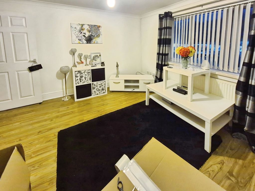 Property photo 3 of 7 Living