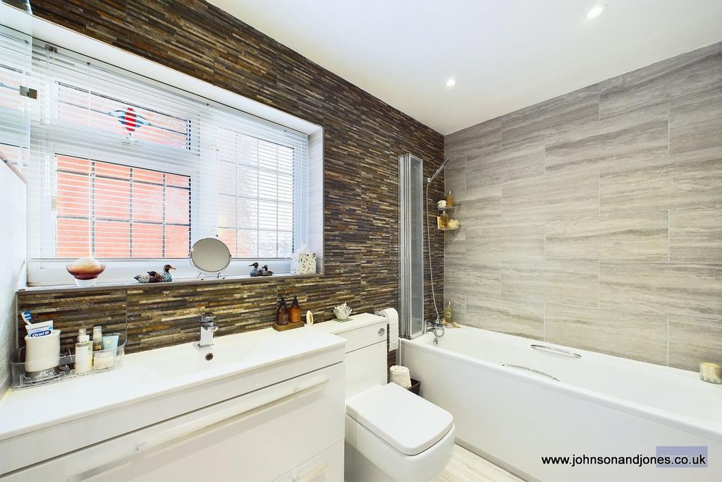 Property photo 2 of 26 13 Bathroom.Jpg