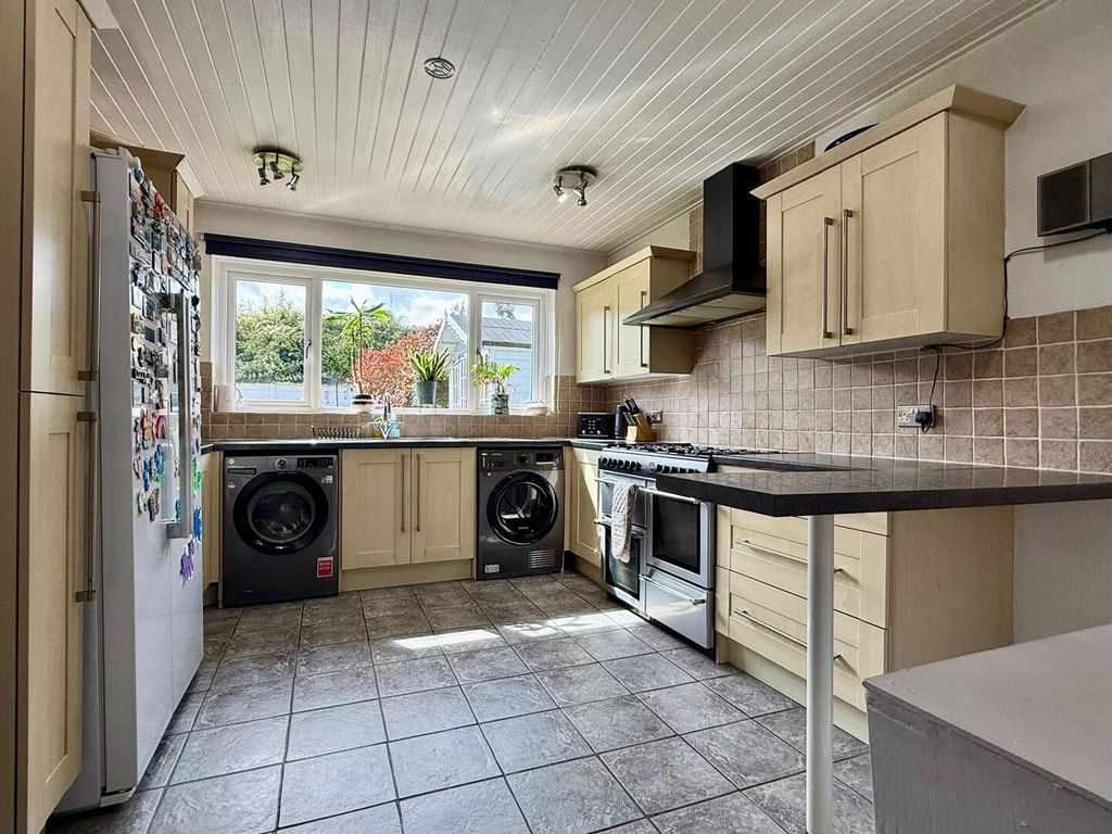 Property photo 3 of 28 Kitchen
