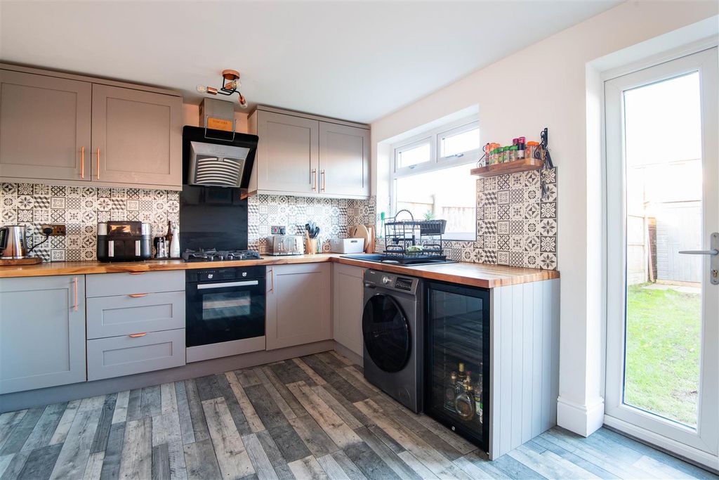 Property photo 3 of 12 Kitchen