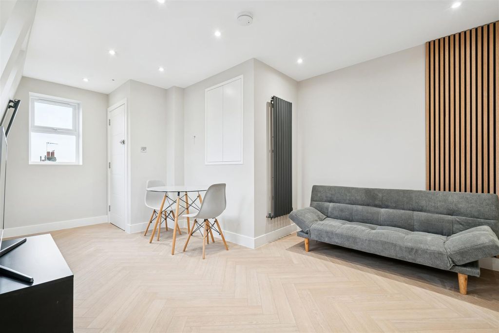 Property photo 2 of 9 Flat 4 20 Hoyle Road Reception 2.Jpg