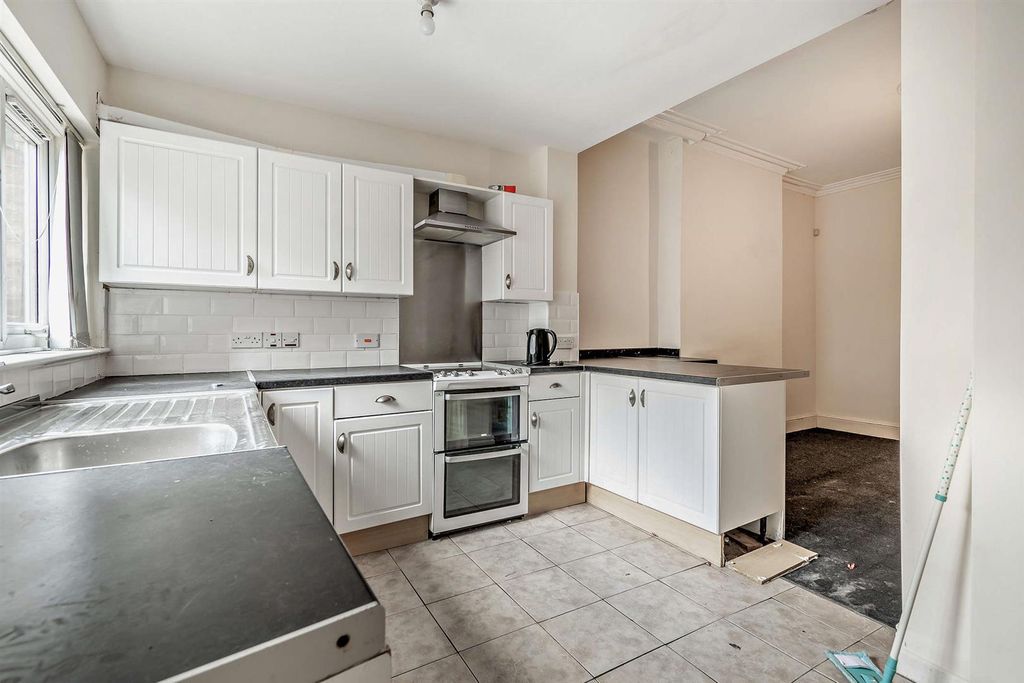 Property photo 3 of 10 8671494-Interior06-800.Jpg