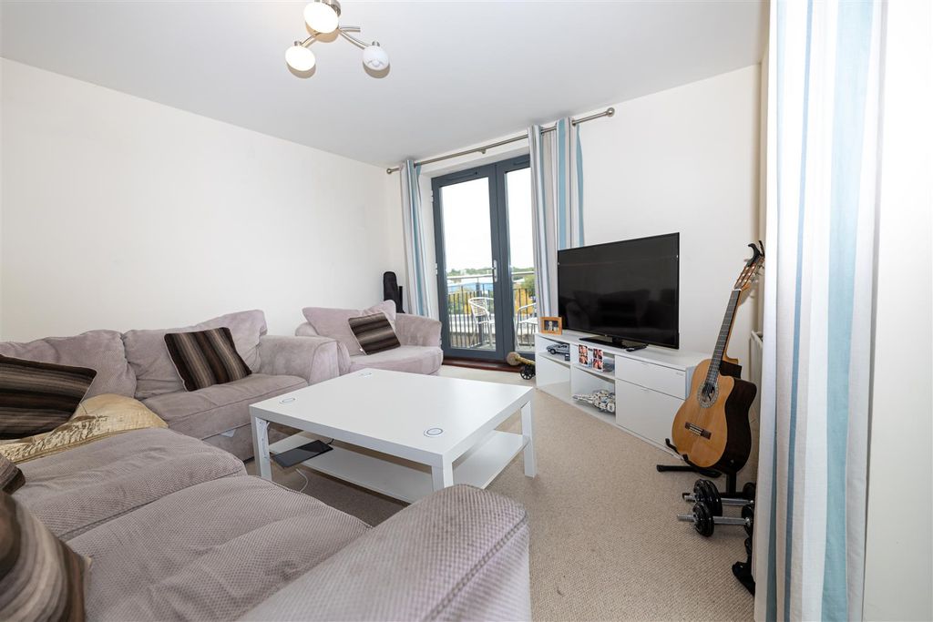 Property photo 2 of 23 Lounge