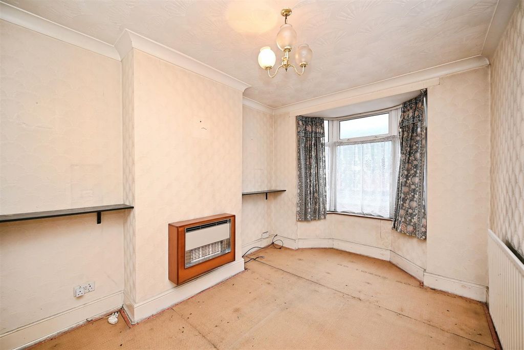 Property photo 3 of 18 Lounge