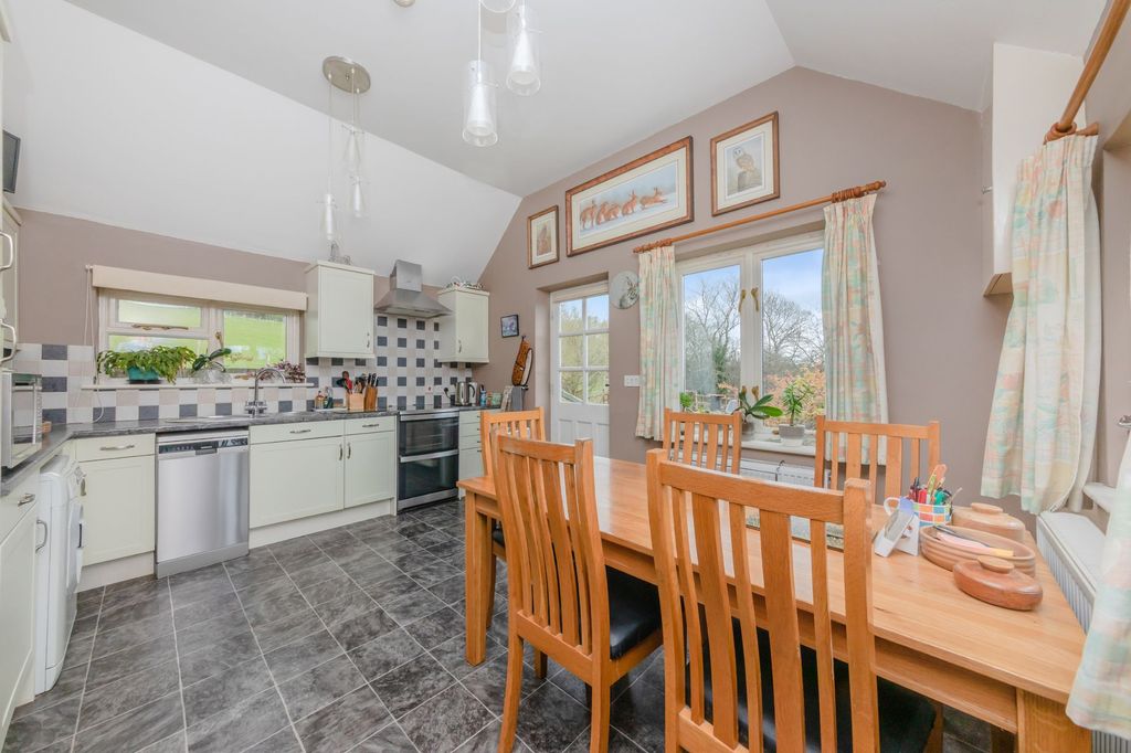 Property photo 2 of 28