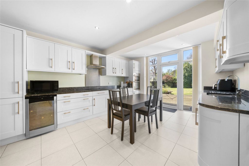 Property photo 3 of 19 Kitchen/Breakfast