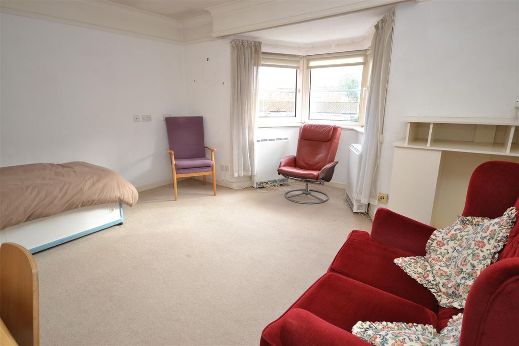 Property photo 3 of 11 Living/Bedroom Area