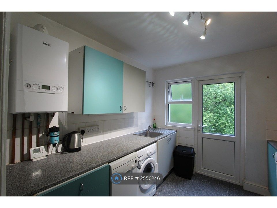 Property photo 3 of 10 Fully Fitted Kitchen