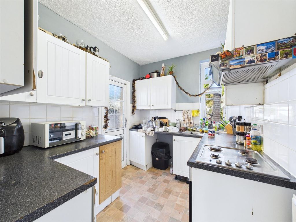 Property photo 2 of 12 2 - 4 Bedroom HMO.Jpg