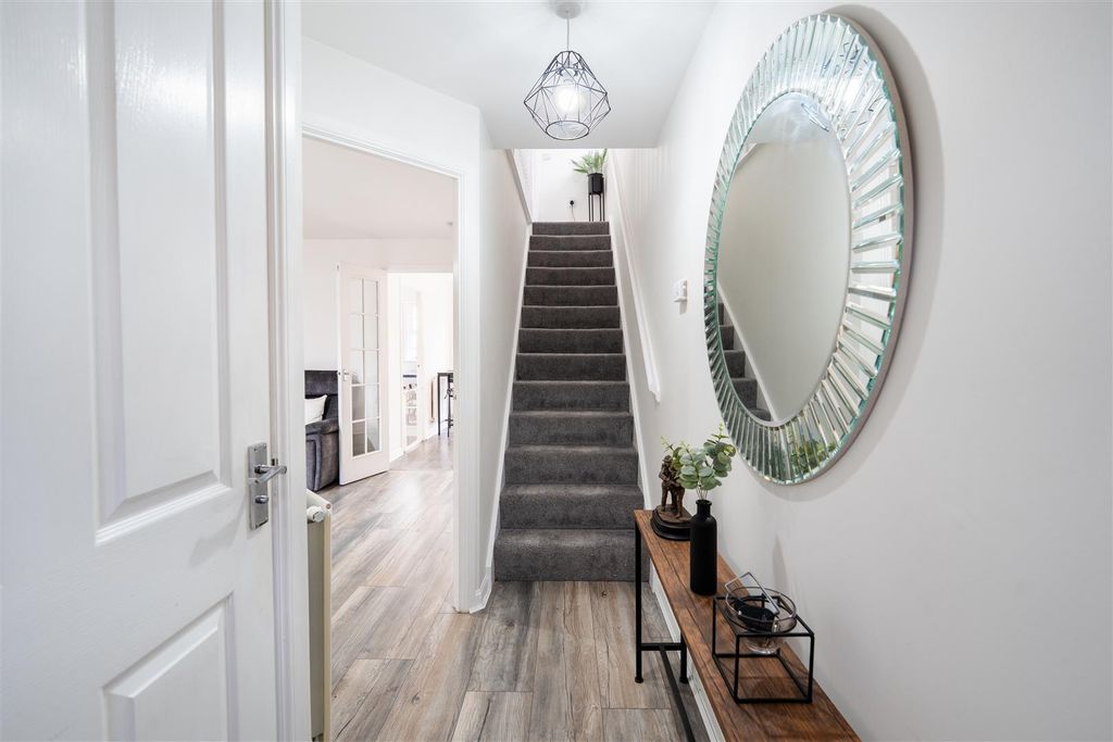 Property photo 2 of 18 Entry