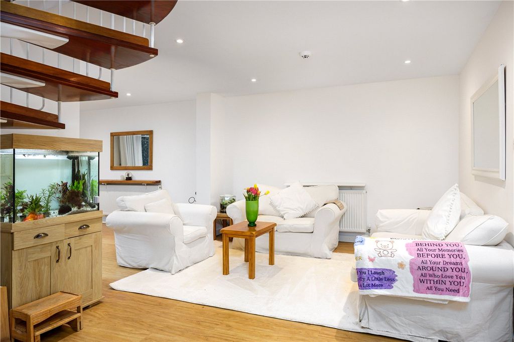 Property photo 3 of 18 Reception