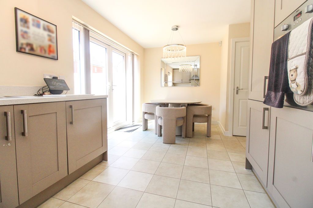 Property photo 3 of 17 Dining Area