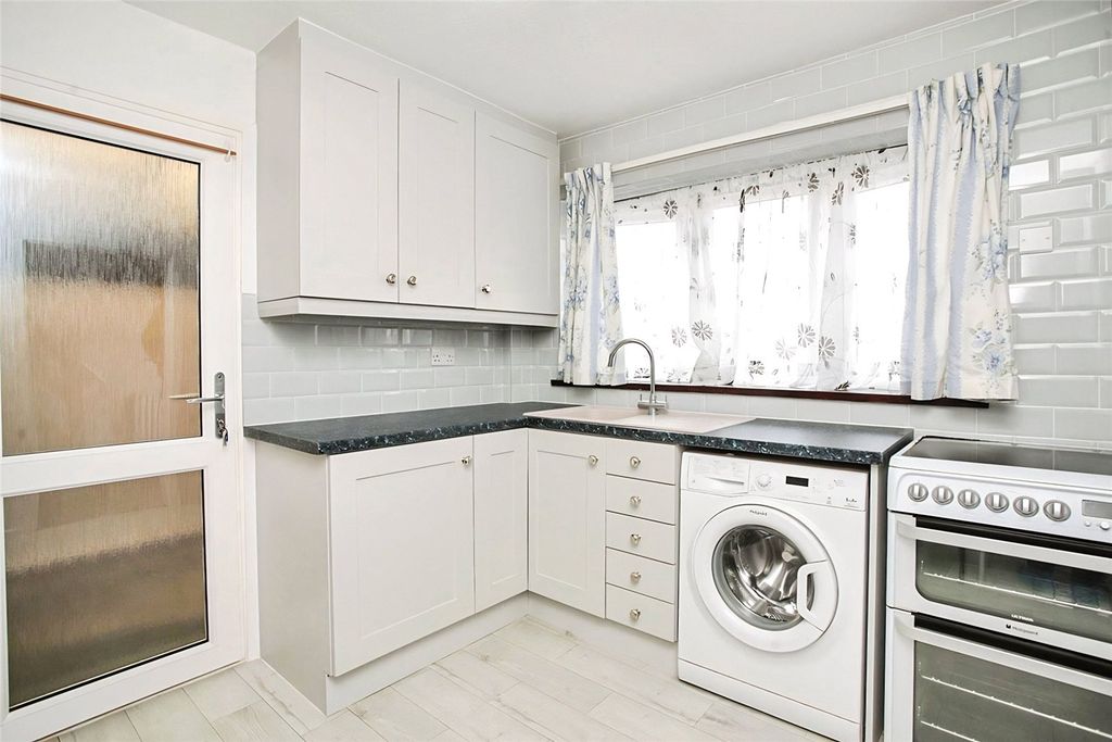 Property photo 3 of 8 Kitchen