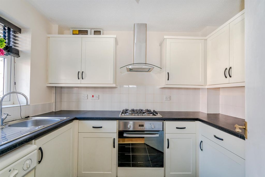 Property photo 2 of 18 72 Blake Close, Hednesford, Staffordhire, Ws11 5Ub