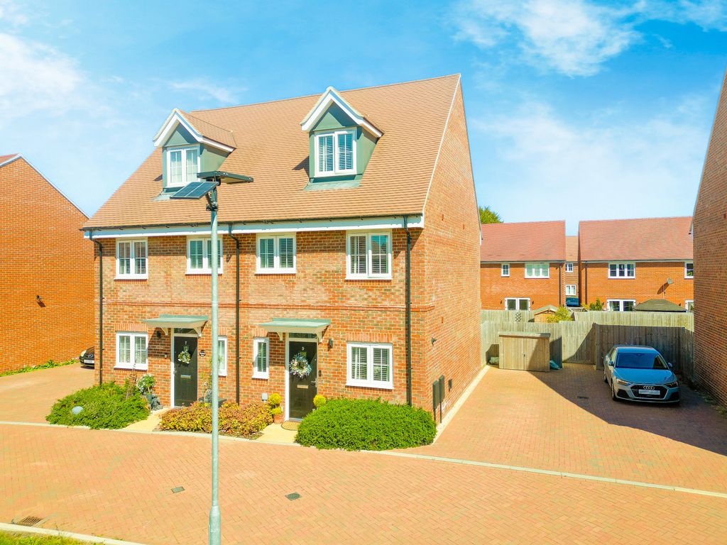 Property photo 1 of 25 Bodge Piece, Weston Turville