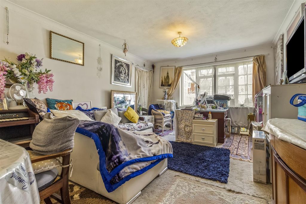 Property photo 3 of 16 6 Lamorna Grove-009.Jpg