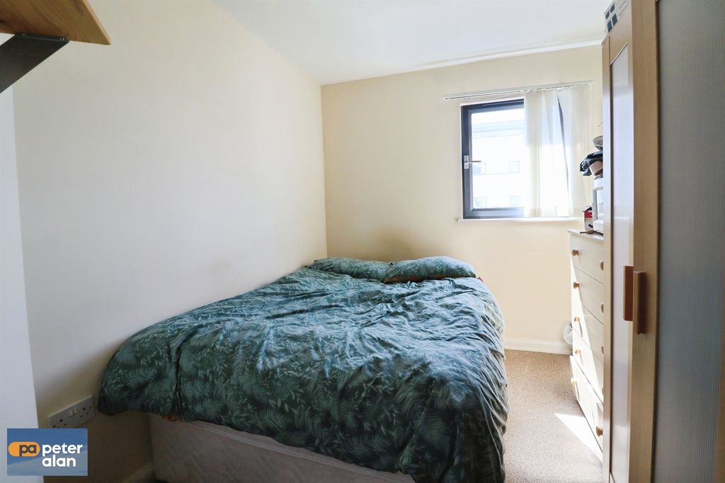 2 bed flat for saleLandmark Place, Cardiff CF10 photo 4