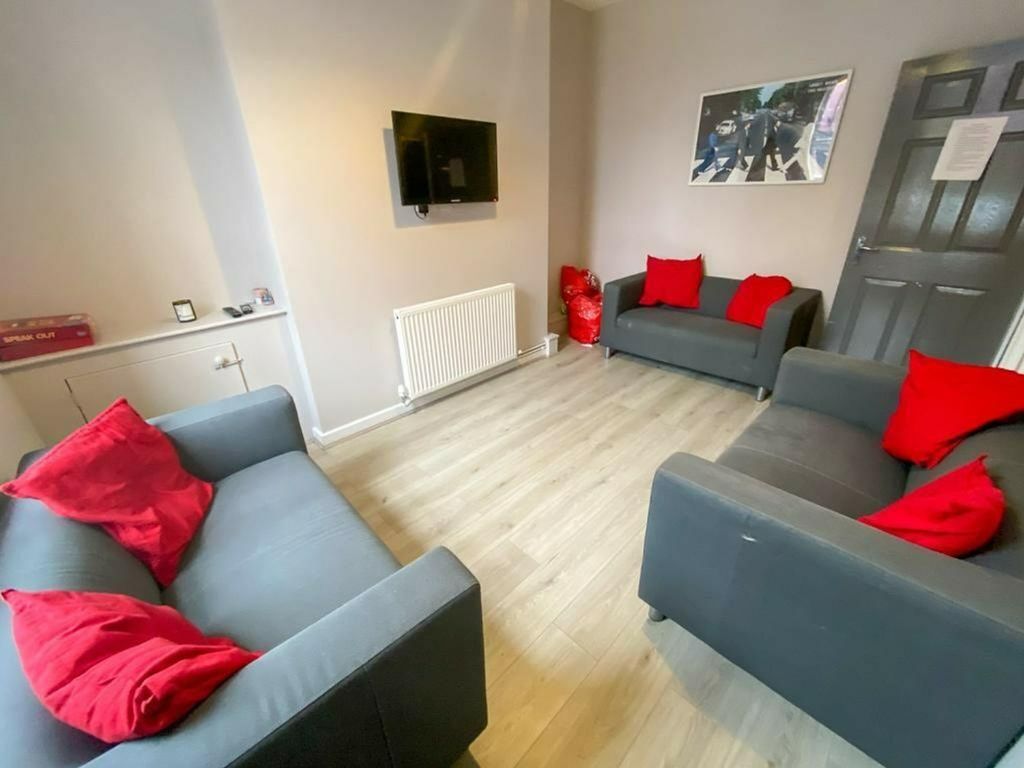 Property photo 3 of 12 A Spacious And Inviting Modern Living Room, Perfec...