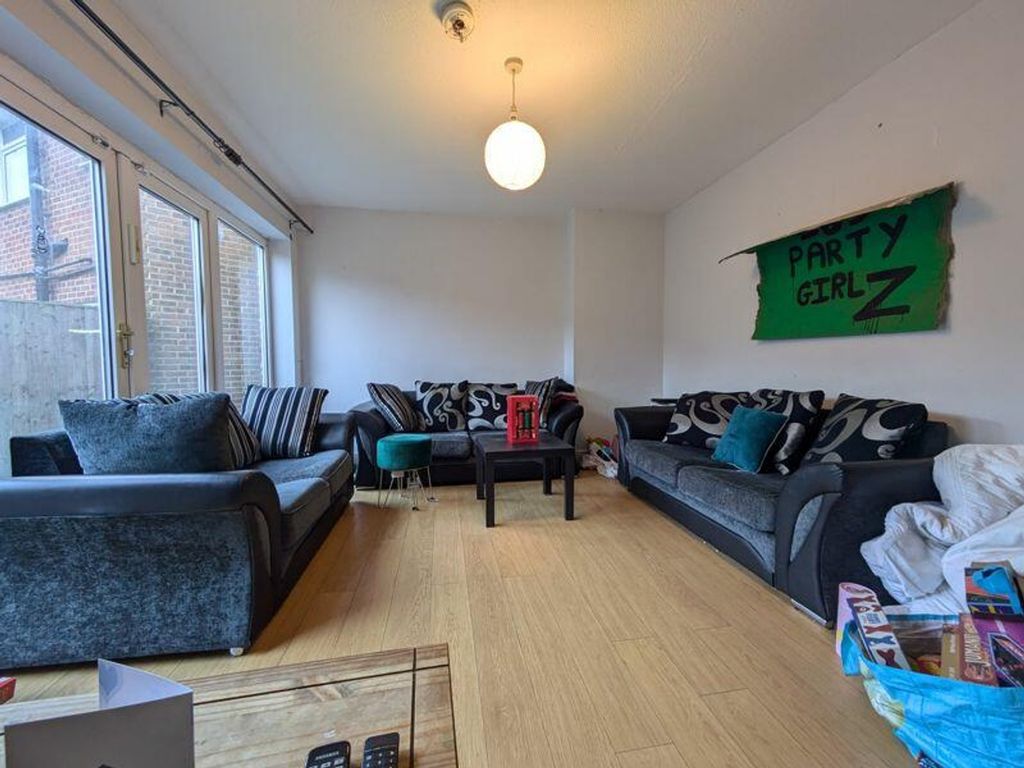 Property photo 2 of 14 A Spacious And Inviting Modern Living Room, Perfec...