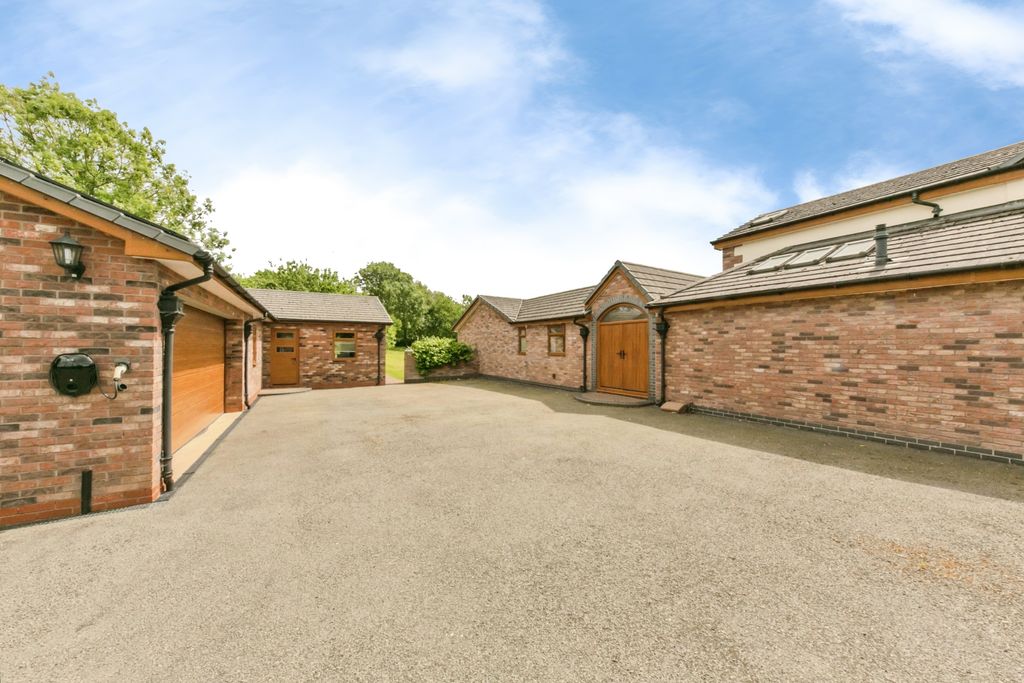 Property photo 1 of 42 Courtyard, Garage And Annexe
