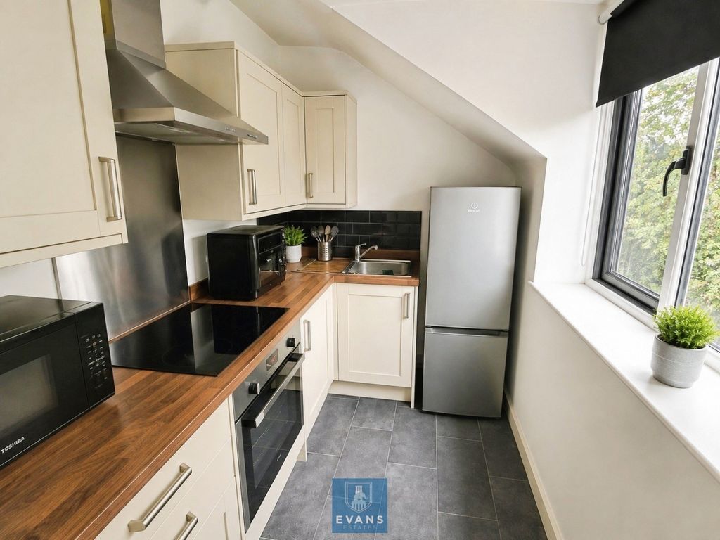 Property photo 3 of 10 Kicthen