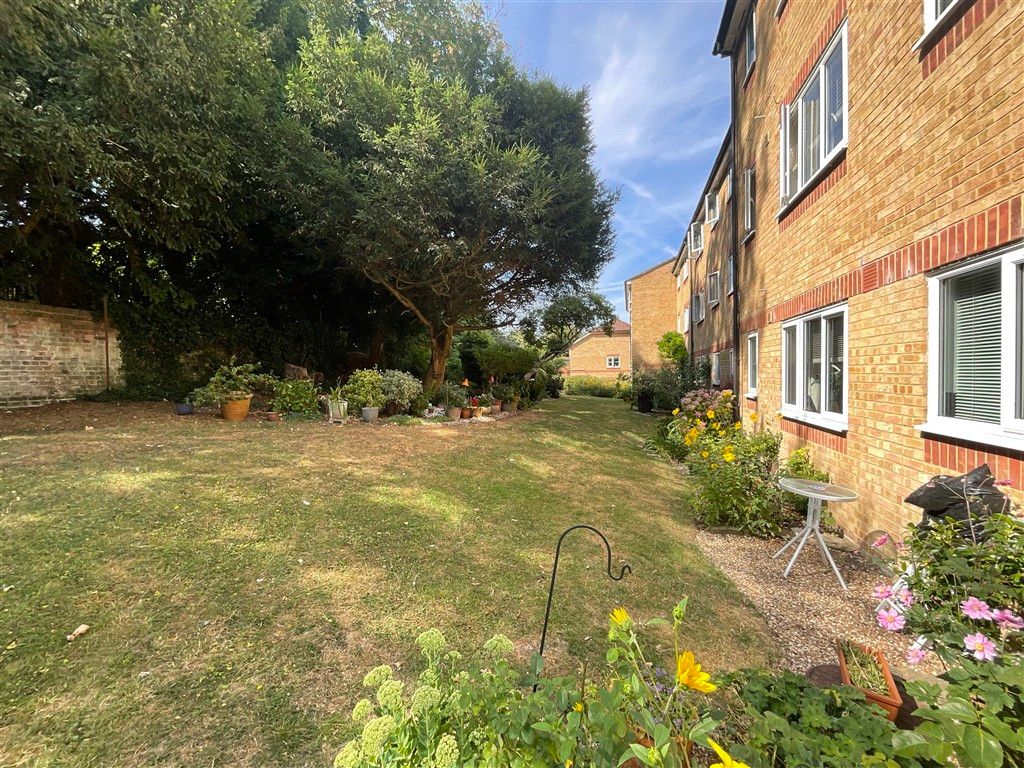 Property photo 3 of 10 Communal Gardens