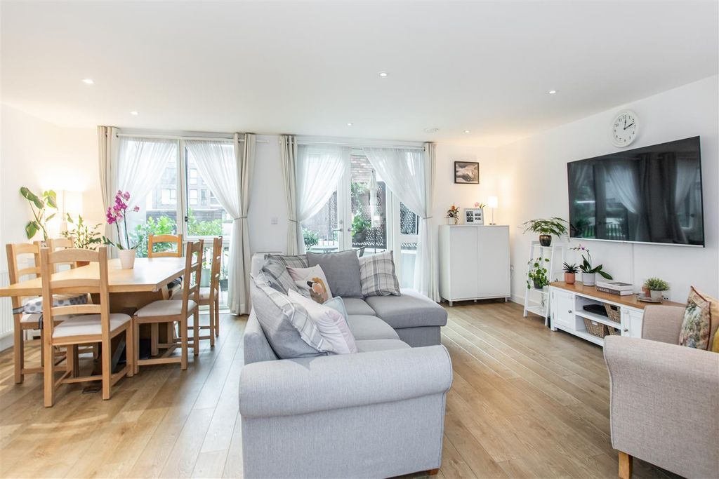 Property photo 2 of 20 Reception