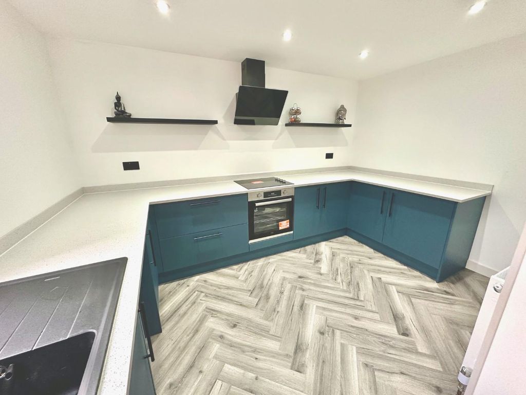 Property photo 3 of 19 Kitchen