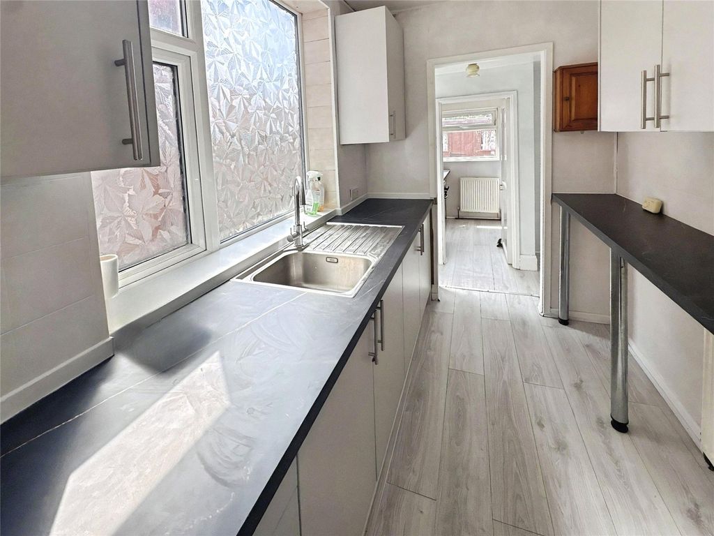 Property photo 3 of 17 Kitchen