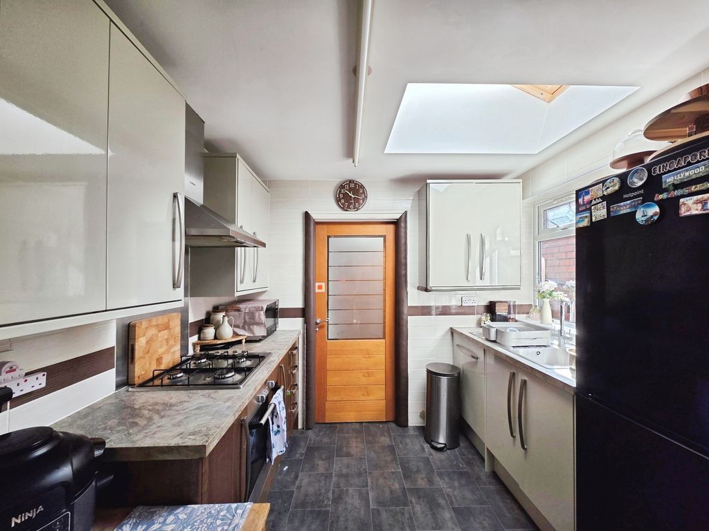 Property photo 3 of 17 Kitchen