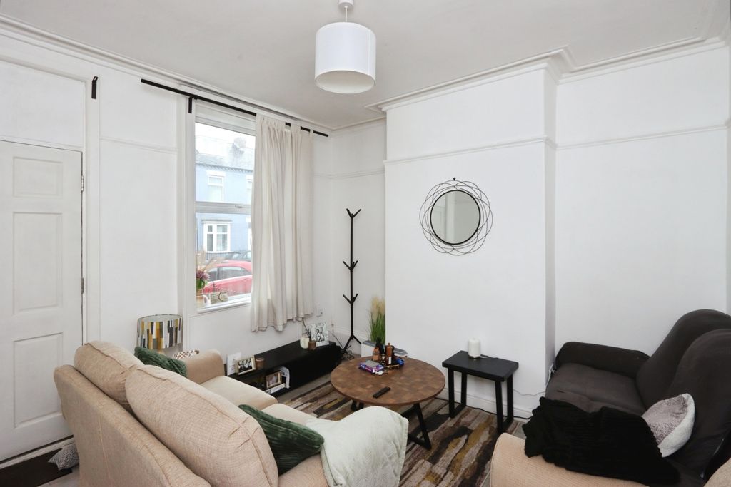 Property photo 2 of 17 Lounge