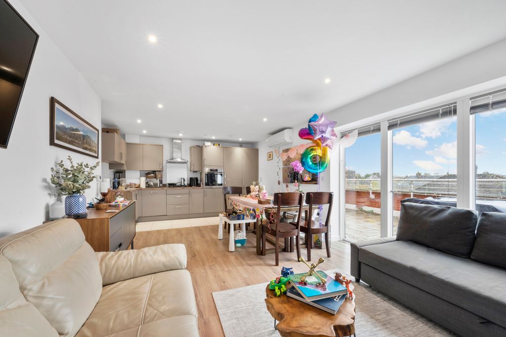 Property photo 1 of 18 Picture No. 04