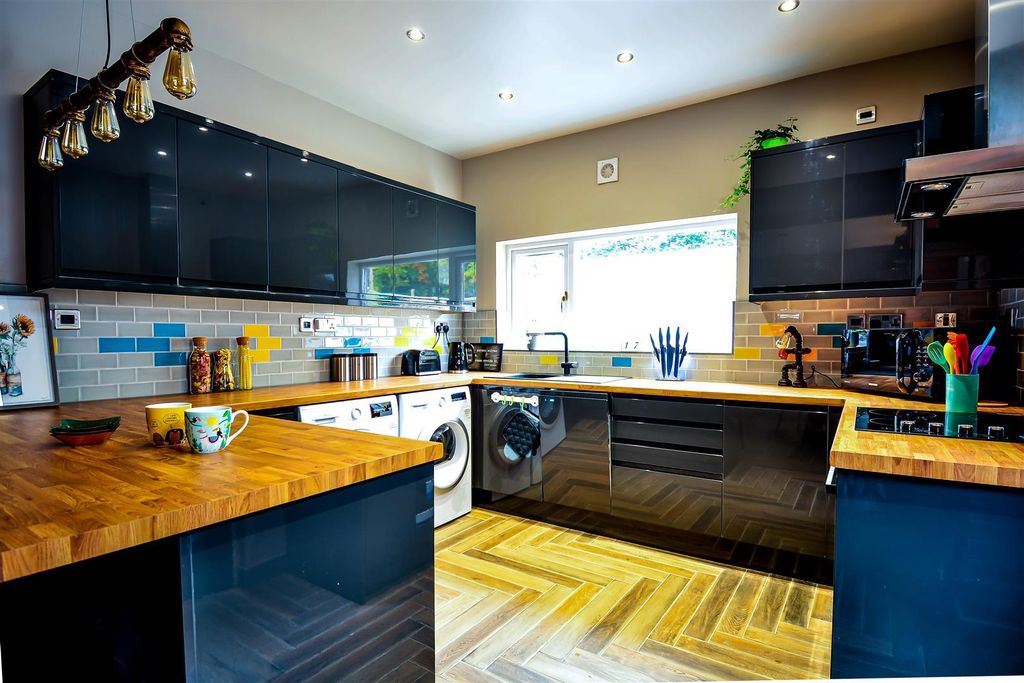 Property photo 2 of 10 Kitchen c.Jpg