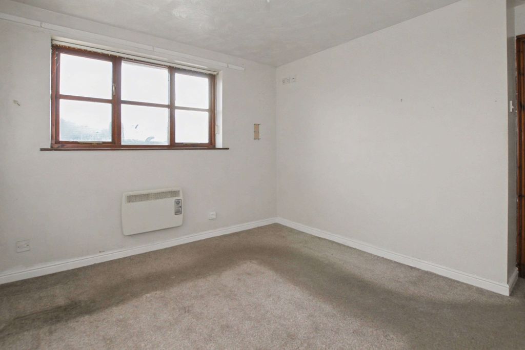 Property photo 3 of 13 16 Bellingham Grove, Hanley, Stoke-On-Trent, Staffordshire, St1 6Ux