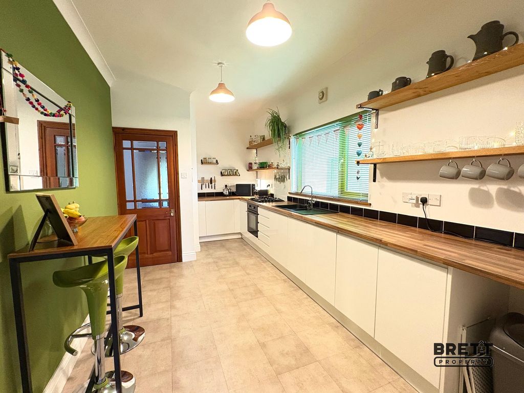 Property photo 3 of 17 Kitchen