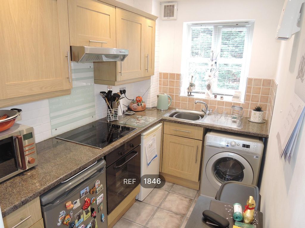 Property photo 2 of 8 Kitchen