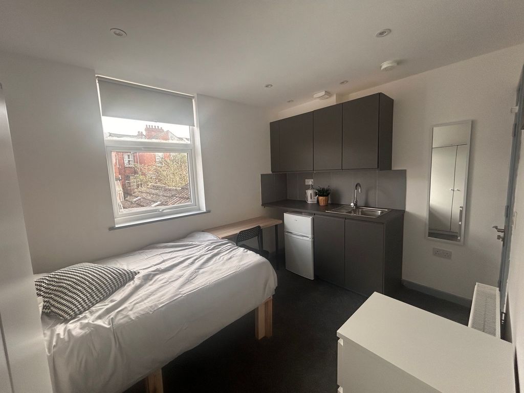 Property photo 2 of 5 Bright Single Room With Kitchenette And Study Desk...