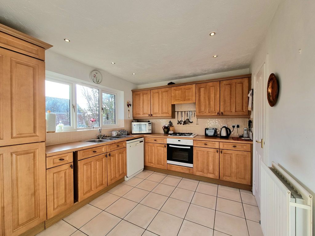 Property photo 3 of 21 Kitchen