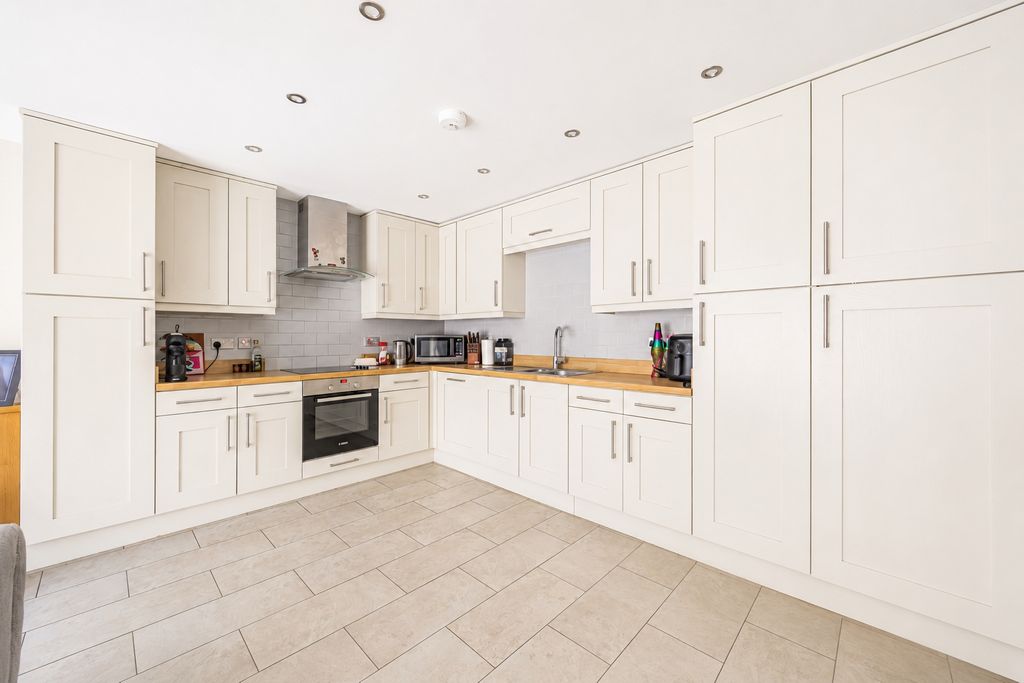 Property photo 3 of 14 Kitchen