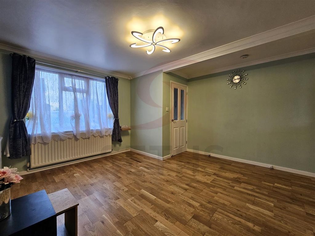 Property photo 3 of 12 Lounge