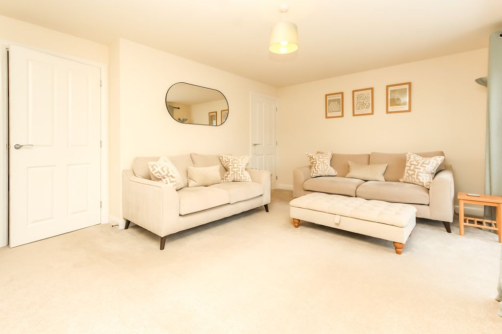 Property photo 3 of 12 Lounge