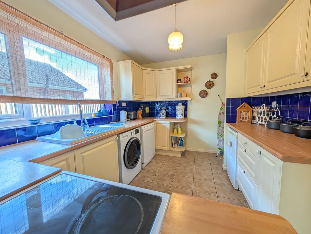 Property photo 3 of 17 Kitchen