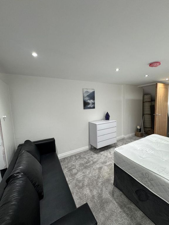Property photo 3 of 9 A Clean And Modern Double Bedroom Featuring A Comf...