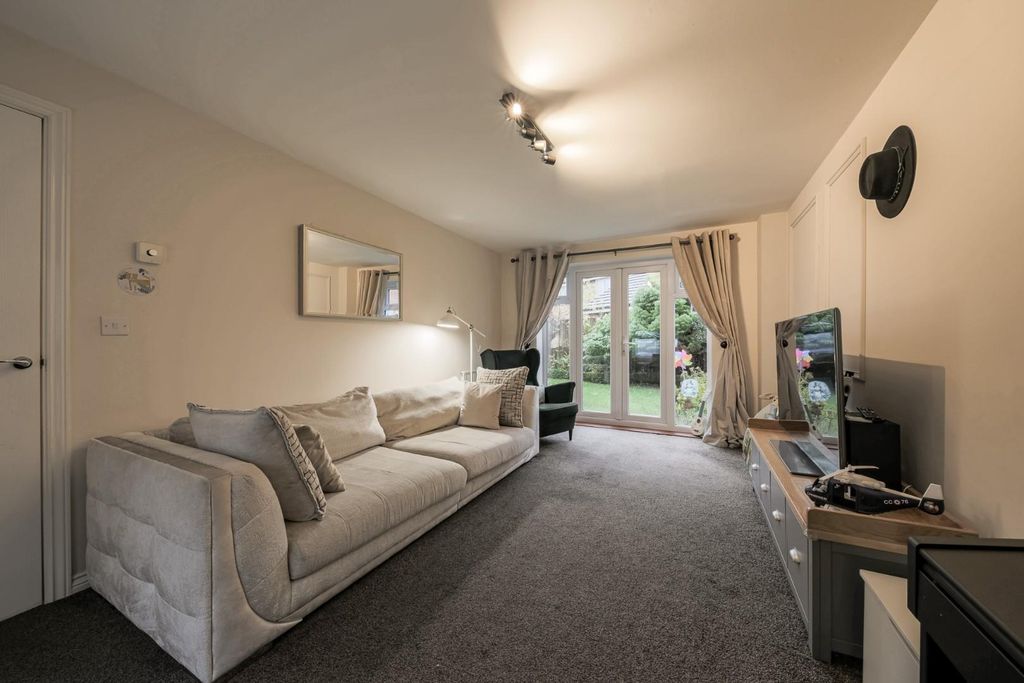 Property photo 3 of 18 Living Room