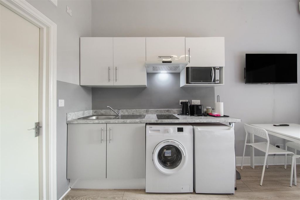 Property photo 2 of 6 Modern Fitted Kitchen