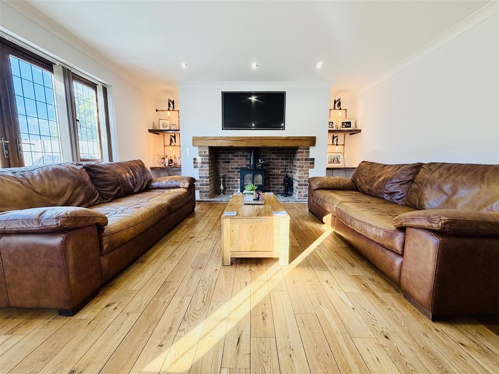 Property photo 3 of 46 Lounge