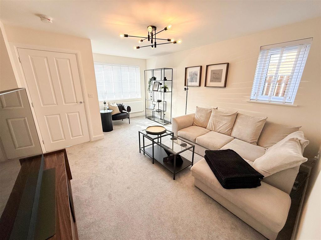 Property photo 2 of 12 Lounge