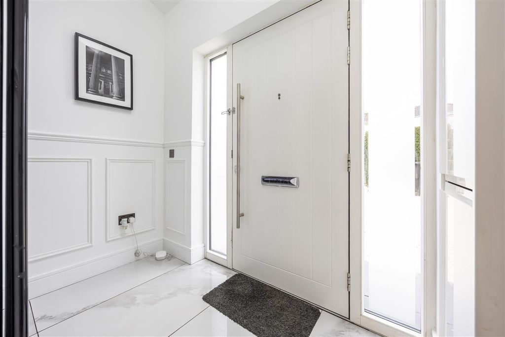 Property photo 2 of 32 48_Baufort_Gardens_Bishopbriggs_007.Jpg