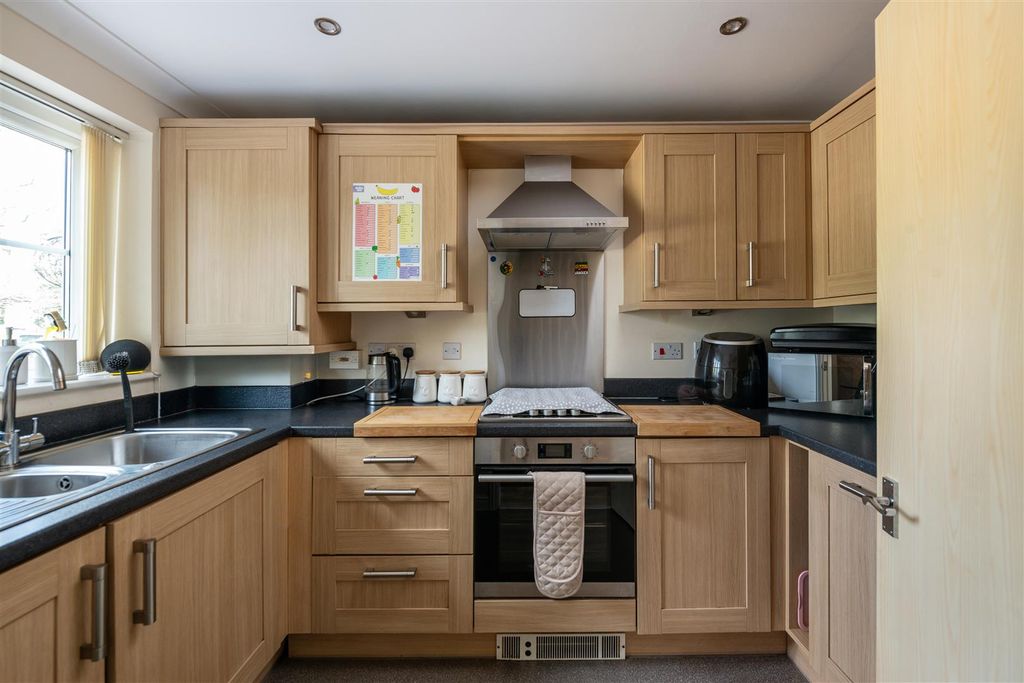 Property photo 3 of 17 3 Millfield Close Internals-5.Jpg