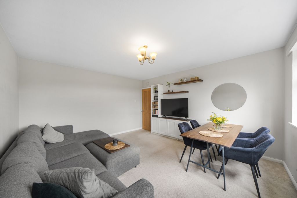 Property photo 1 of 15 Hillboro Court, Hain